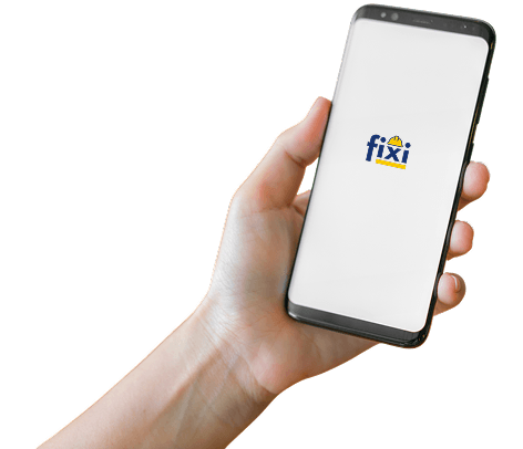Mano sosteniendo un teléfono con la app Fixi